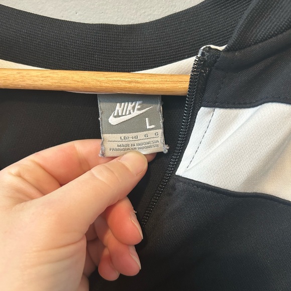 Nike Women’s Jacket - Black and White Y2K Style - Picture 4 of 11